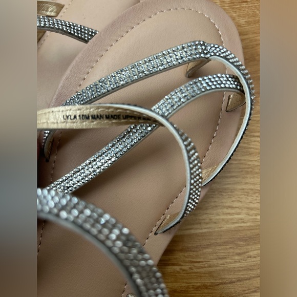 BLACK RIVER Rhinestone strap thong sandals. - Picture 2 of 4
